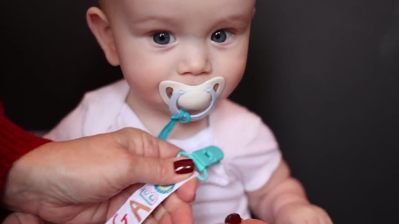 Attache tétine garçon cravate: élégance pour bébé - Fée Mains