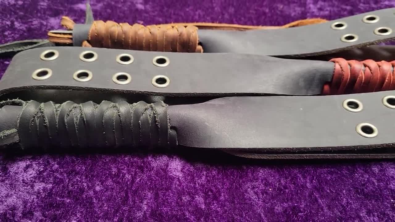 Pagaie de fessée BDSM noire. Bracelet disciplinaire fait main avec 8  oeillets en métal. Jouet pour adulte en cuir de buffle d'eau pour un jeu  d'impact. L'enfer sacré -  France