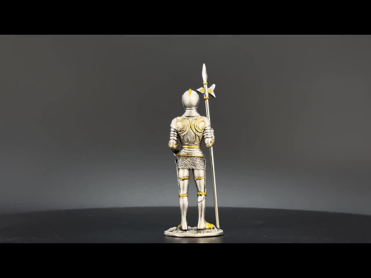 Figurine, Chevalier avec une torche - Étain - Milieu du - Catawiki
