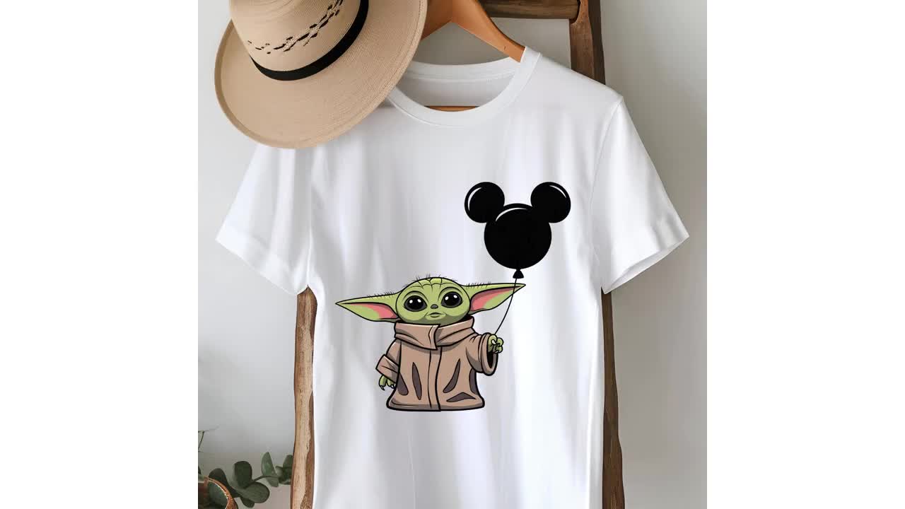 Baby Yoda mit Mickey Ballon PNG, süße Star Wars Clipart, minimalistisches Grogu-Shirt-Design für Sublimation, Sofort-Download video poster
