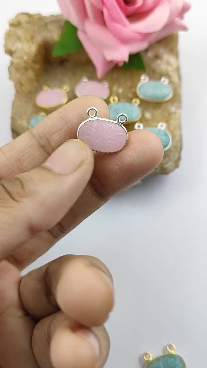 アマゾナイト彫刻オーバルシェイプペンダント - ピンクカルセドニー