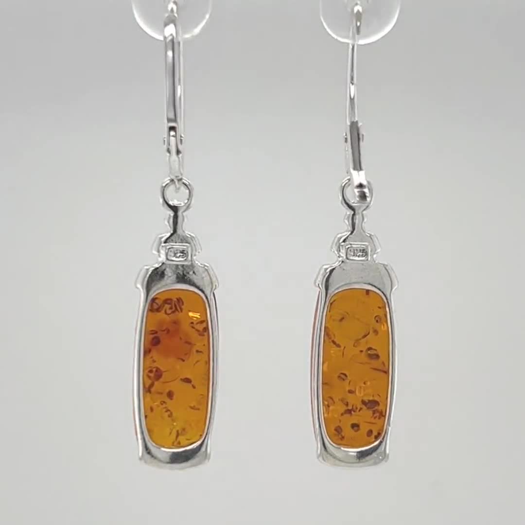 Compra Orecchini Bansuri in ambra color cognac con scatola di presentazione all'ingrosso