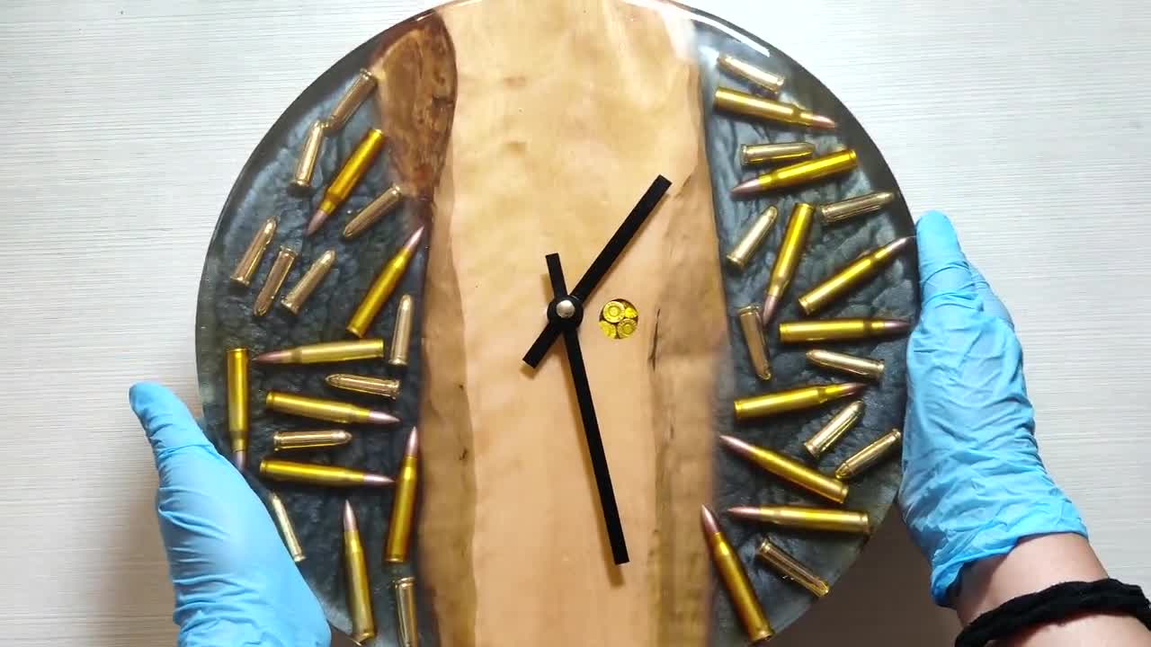 Orologio da parete in legno e resina, proiettili -  Italia