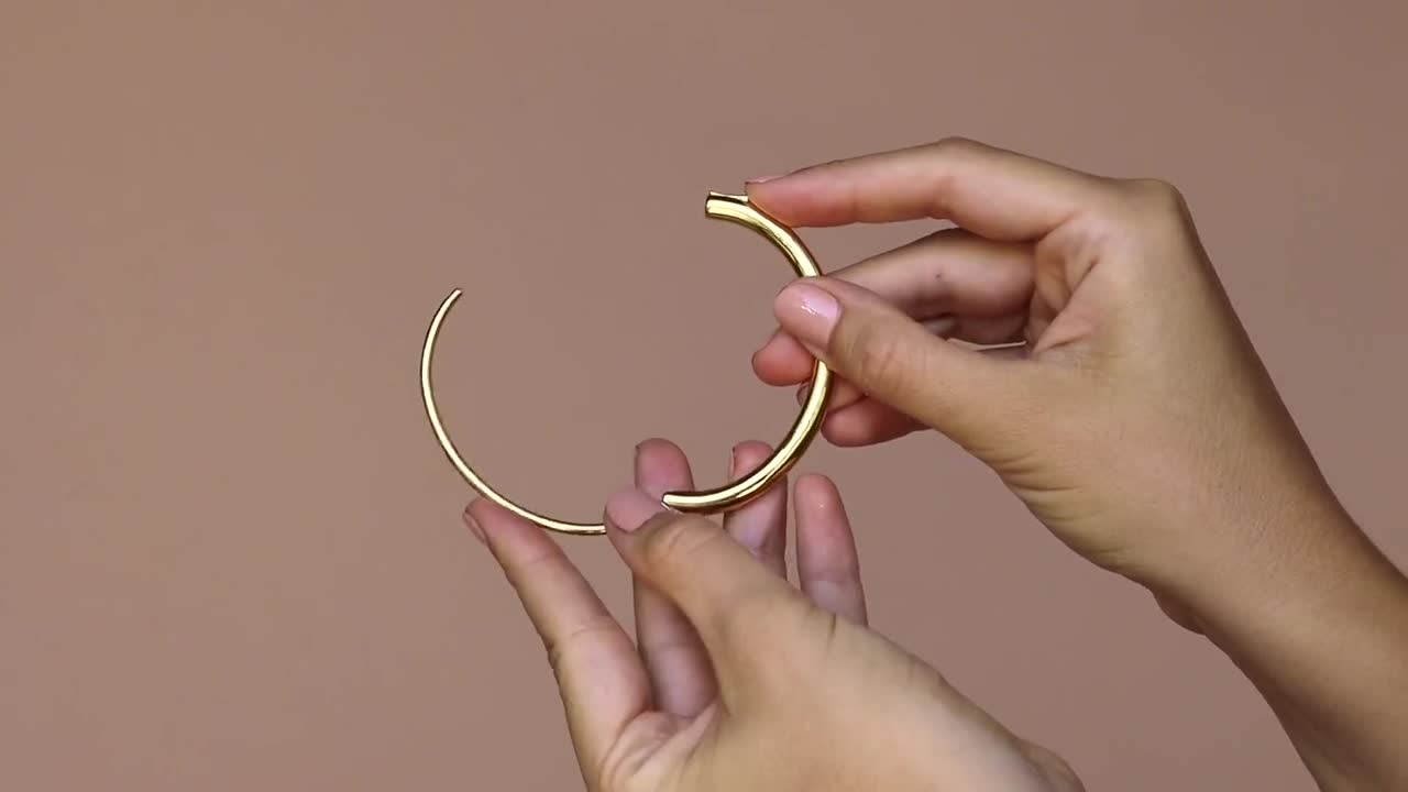 Brazalete con bisagra de Caitlyn Minimalist • Brazalete sencillo apilable de oro y plata • Joyería llamativa • Regalos de cumpleaños para ella • BR033 video poster