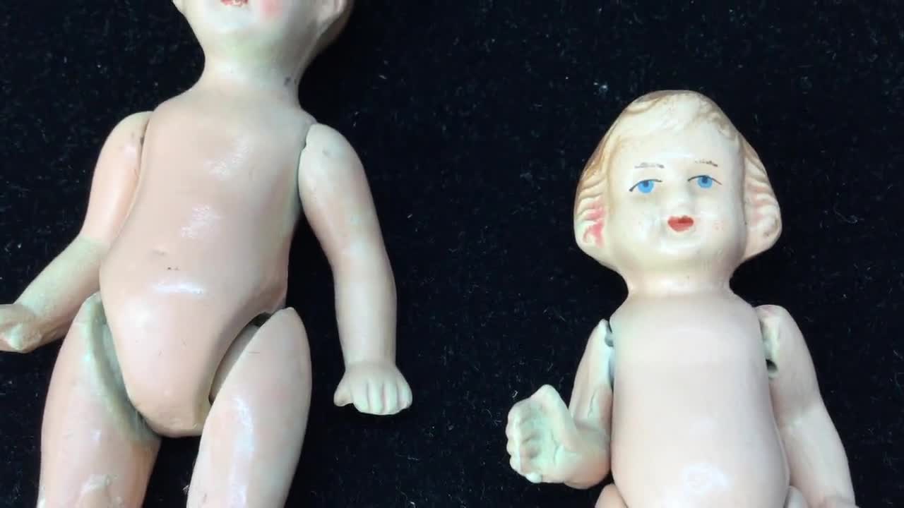 赤ちゃん人形と小さな「WOMOE」人形、関節式、1930 年代の古い、合成品