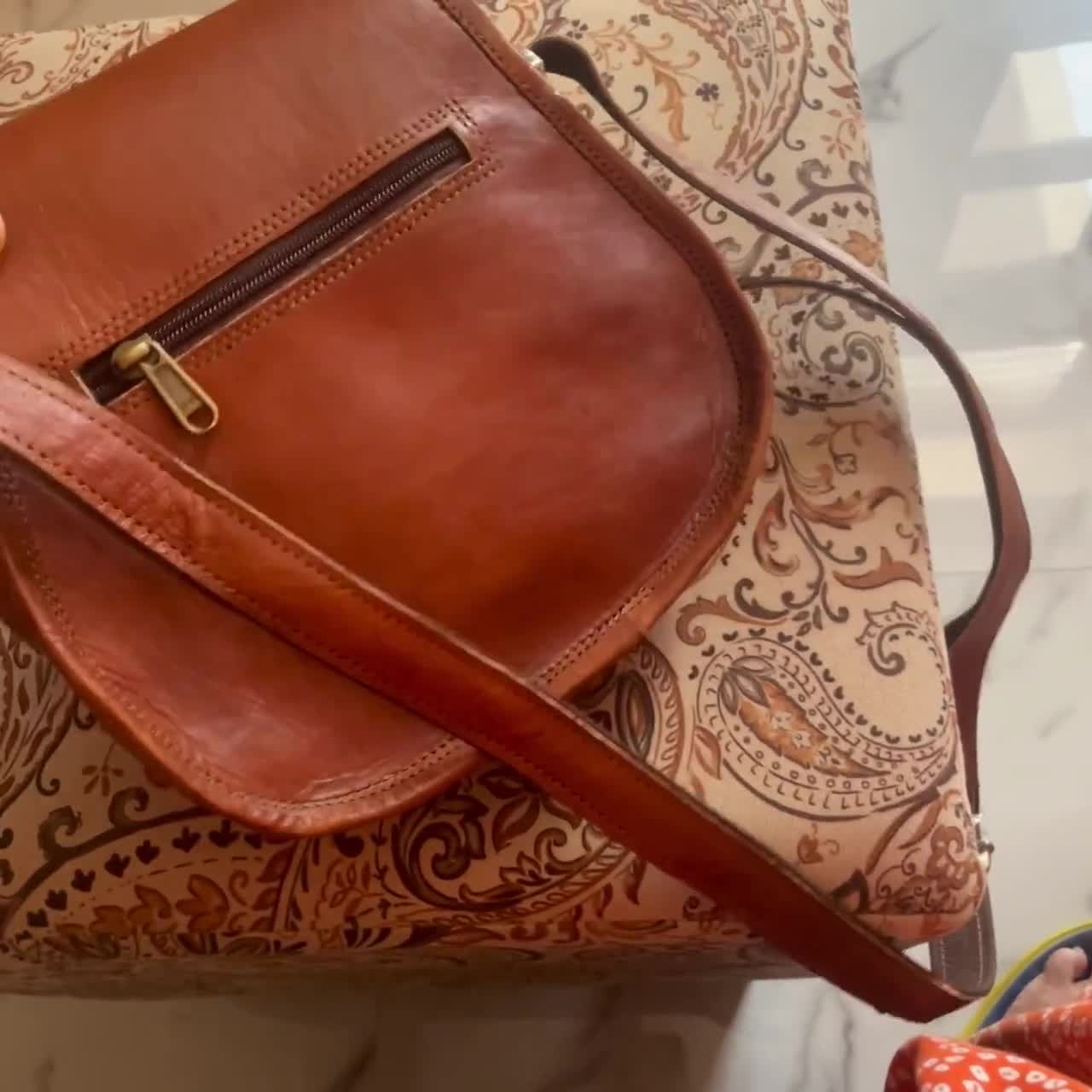 VALENTINO v sling bag, UNBOXING+what fits inside details video 