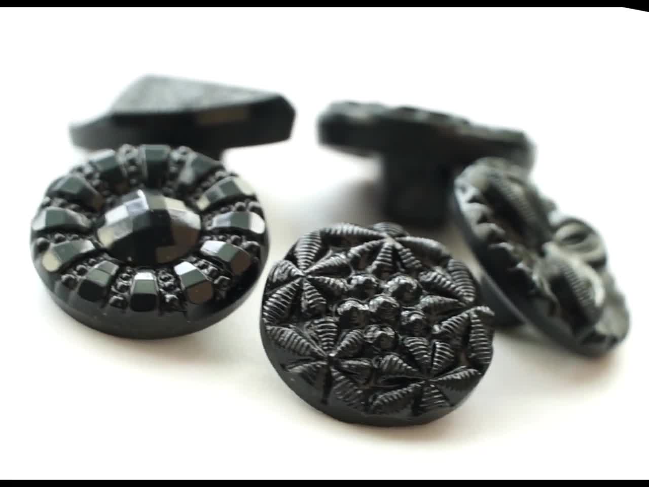 チェコ製ヴィンテージブラックガラスボタン：手押しアンティークボタン