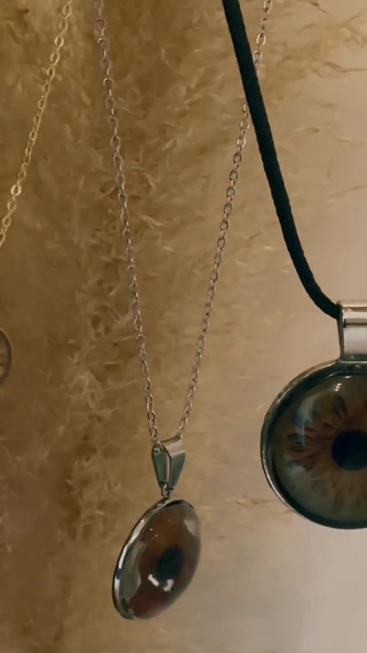 İris ketting Yin Yang messing - DUBBELE IRIS HANGER - aangepaste İris ketting - oog iris ketting cadeau - cadeau voor jou - 25 MM iris ketting video poster