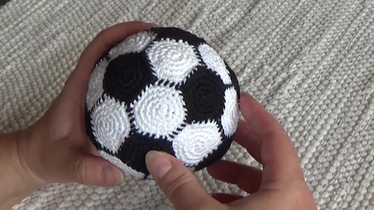 TOYMIS Pallone Da Calcio All'Uncinetto Porta Fortuna: Peluche Fatto A Mano Con Messaggio Ispiratore E Base In Legno, Regalo Originale E Morbido Per Appassionati Di Sport E Amici - 2