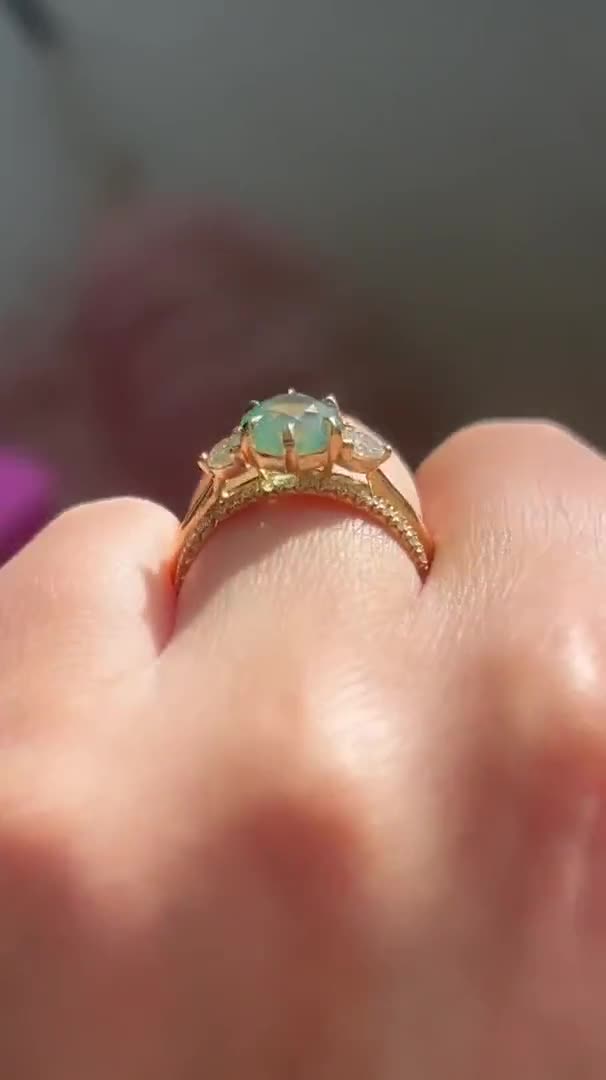 Anillo de eternidad con diamantes pavé franceses en oro de 14 k, anillo de aniversario, anillo de compromiso minimalista apilable y delicado, regalo de joyería fina para ella. video poster