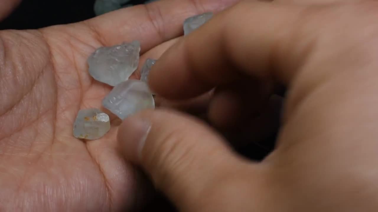 天然ブルートパーズ 原石 未処理 水晶標本 岩石 - 8サイズ - 1個