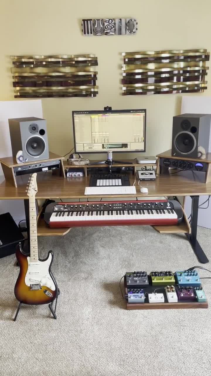Guitare support mural DIY  Music room design, Home recording studio setup,  Recording studio setup