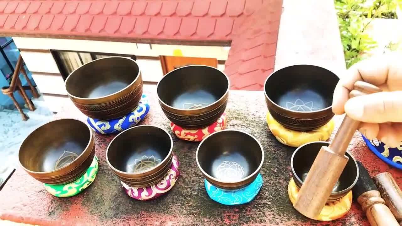 チャクラシンギングボウルセット：ヒーリングと瞑想のための手作り金属