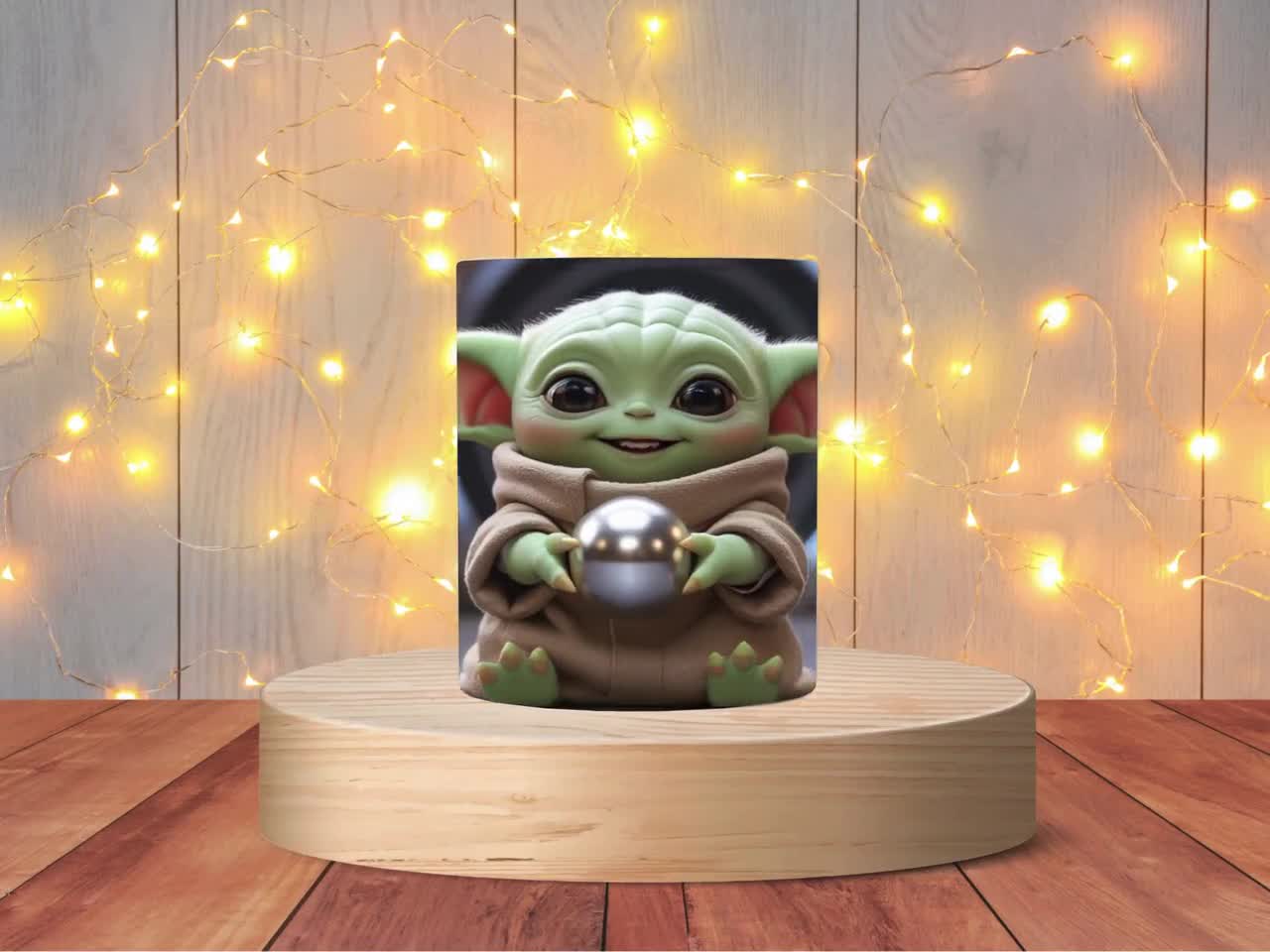 3D Süße Baby Yoda Silber Kugel Tassenhülle, 3D Stitch Tassenhülle Sublimation Design PNG, Tasse 11oz und 15oz Baby Yoda Tassenhülle, Grogu video poster