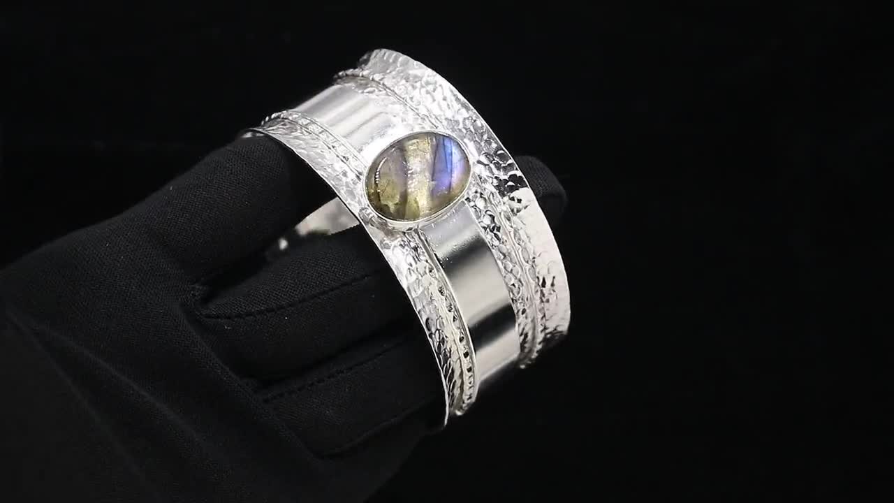 ラブラドライト バングルブレスレット：925スターリングシルバー