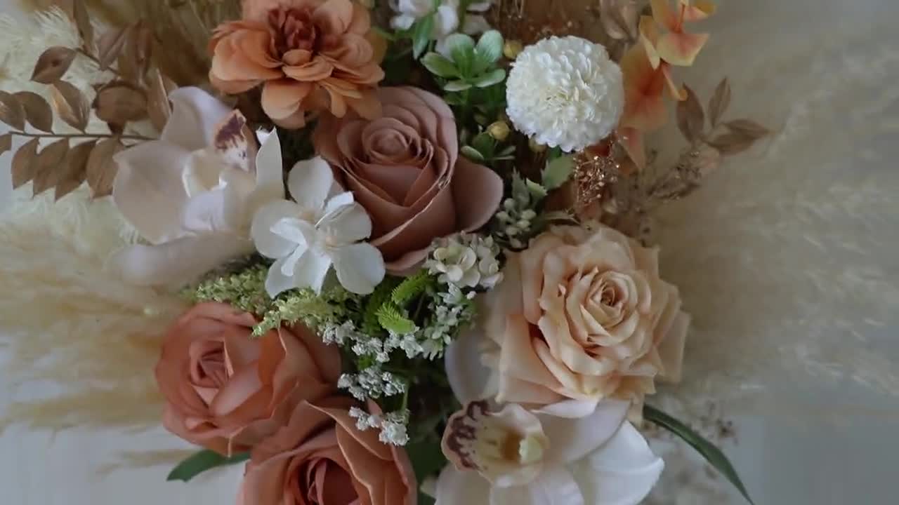 huaao Fiori Artificiali Finti di Seta, Piante Bouquet Fiori Artificiale Crisantemo e Eucalipto, Composizione Floreale, Decorazione Interni per Centrotavola Nozze Sposa Matrimonio, Champagne Bianco