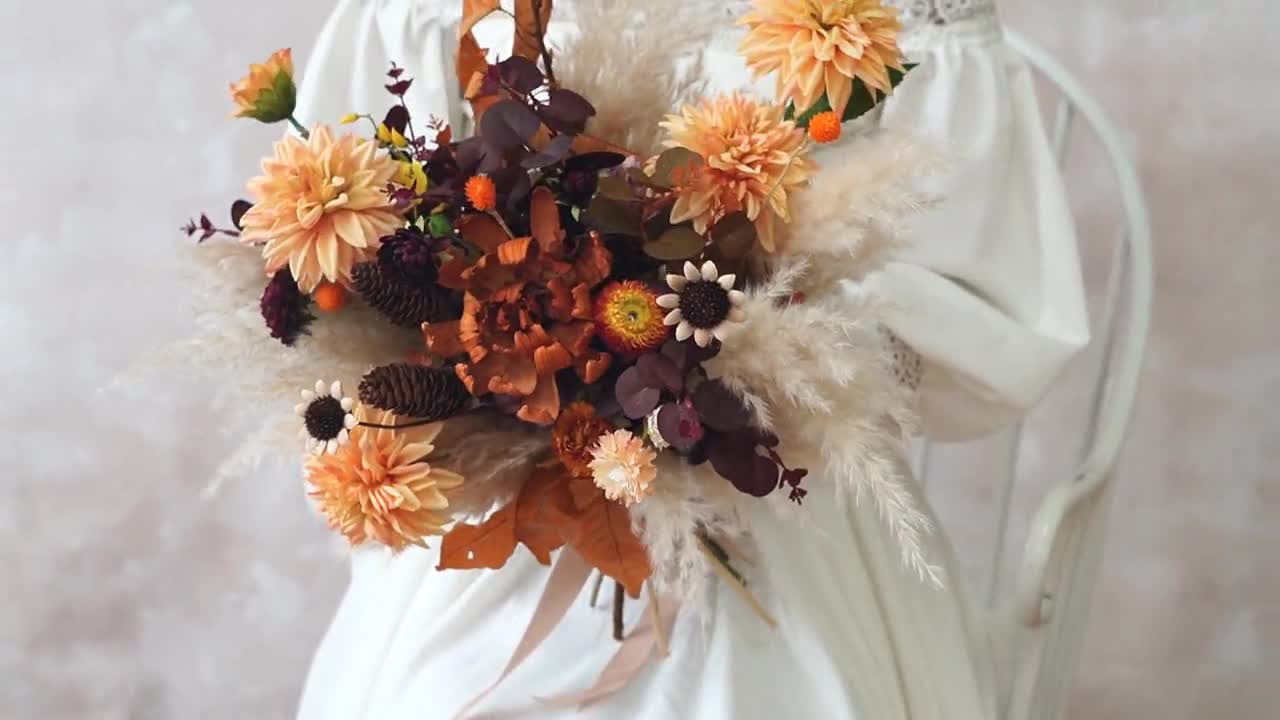 秋のオレンジのウェディングブーケ、オレンジの花嫁ブーケ、シルク