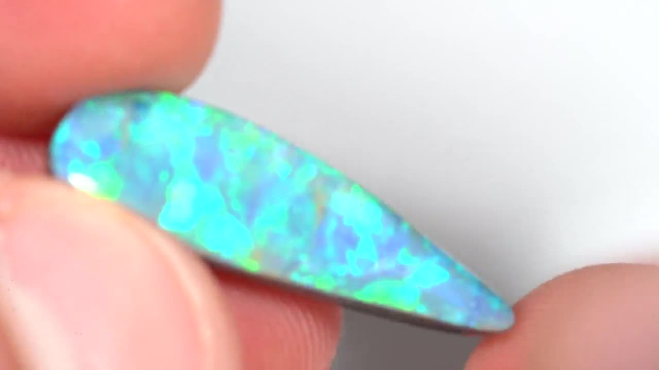 鮮やかな遊色効果を持つオーストラリア産の宝石ボルダーオパール7.49