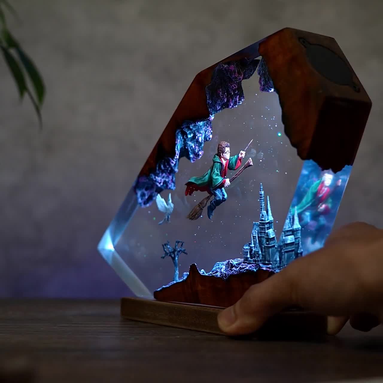 ジオラマ魔法使いの少年の空飛ぶランプ、魔法の城、ハロウィーンの