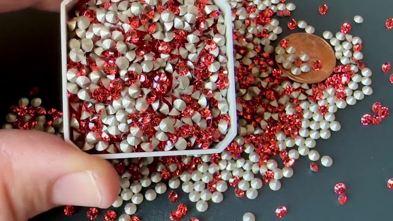 本物のスワロフスキークリスタルチャトンの美しい色合い！新登場！36個