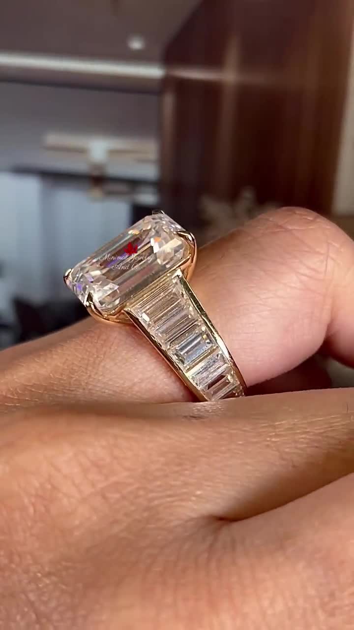 8カラットのエメラルドカットモアッサナイト婚約指輪 14Kホワイト