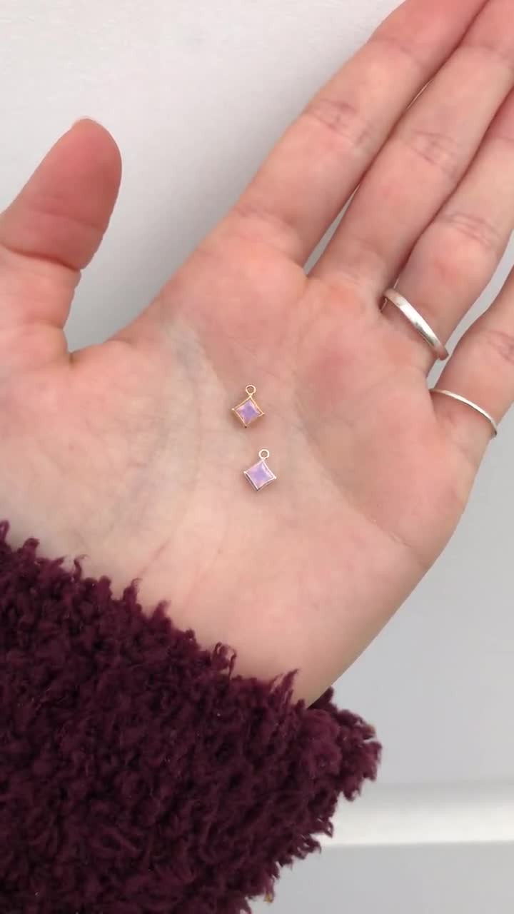 4 mm ピンクオパール ダイヤモンド型チャーム、合成、金張り