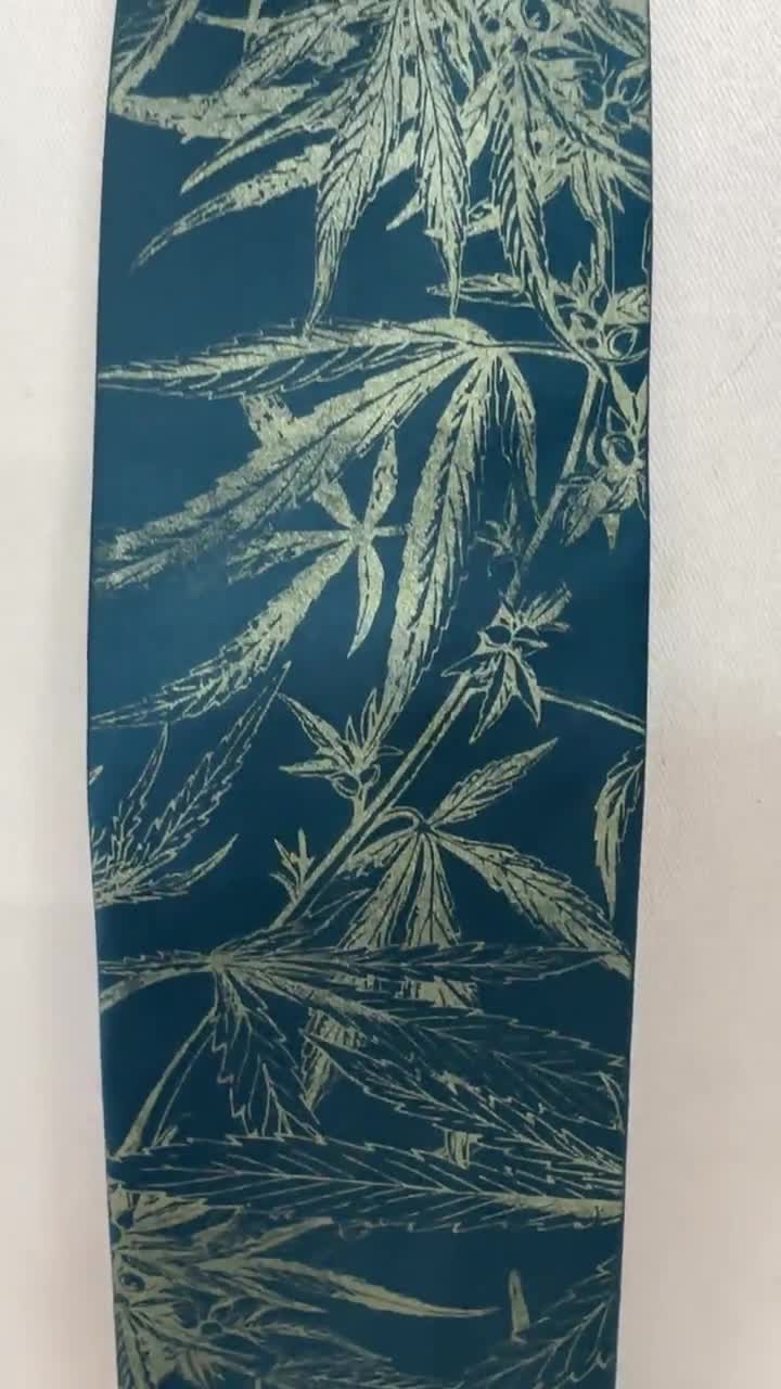 大麻ネクタイ。サティバ柄のメンズネクタイ、大麻の花、葉っぱの
