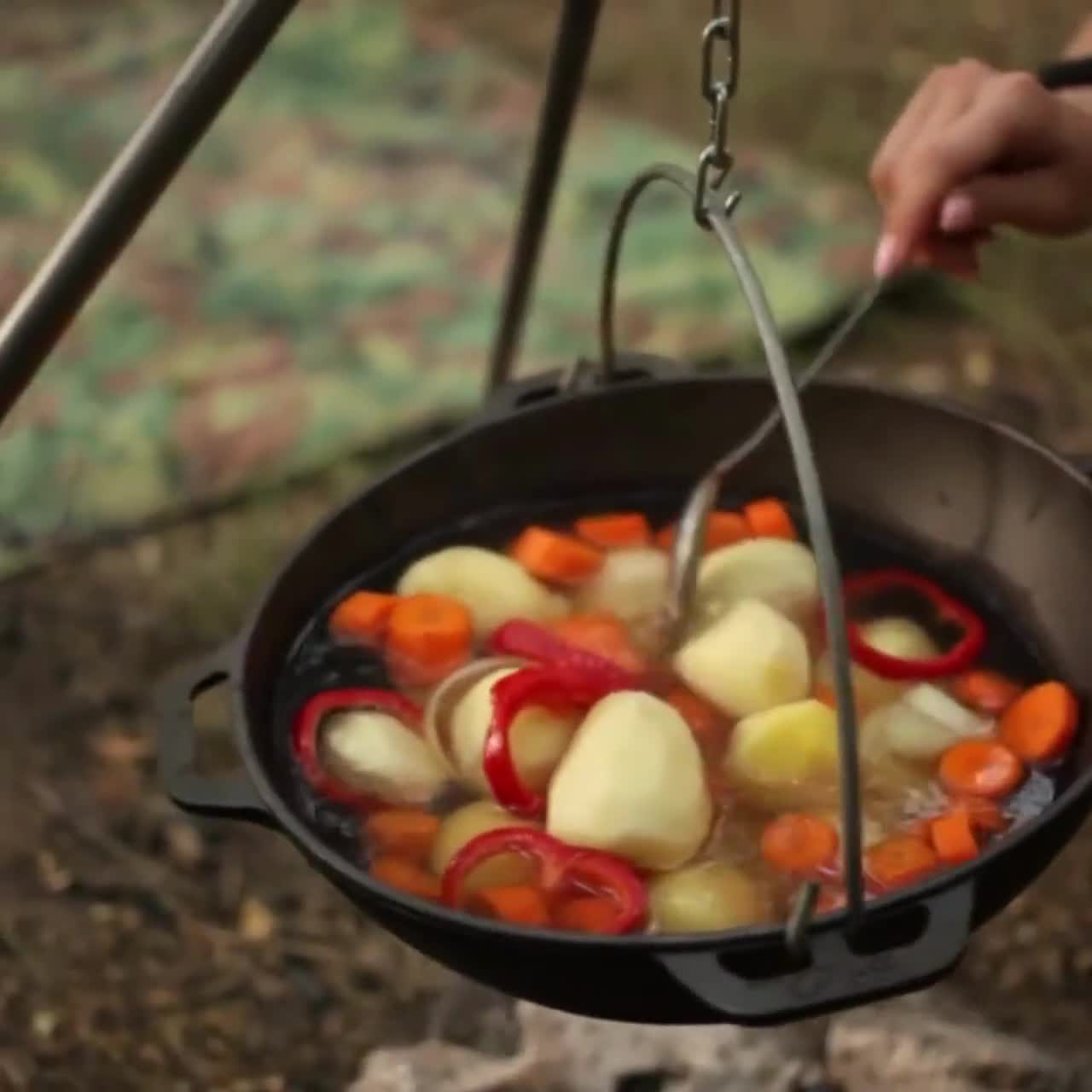 Caldero Muy Grande Cocinando Alimentos Durante La Fogata, Ollas