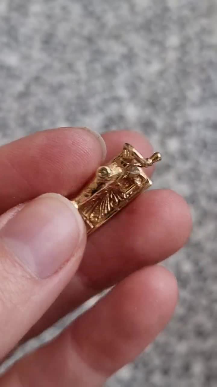 送料無料】ネックレス ゴールドミシン9ct gold sewing machine charm-