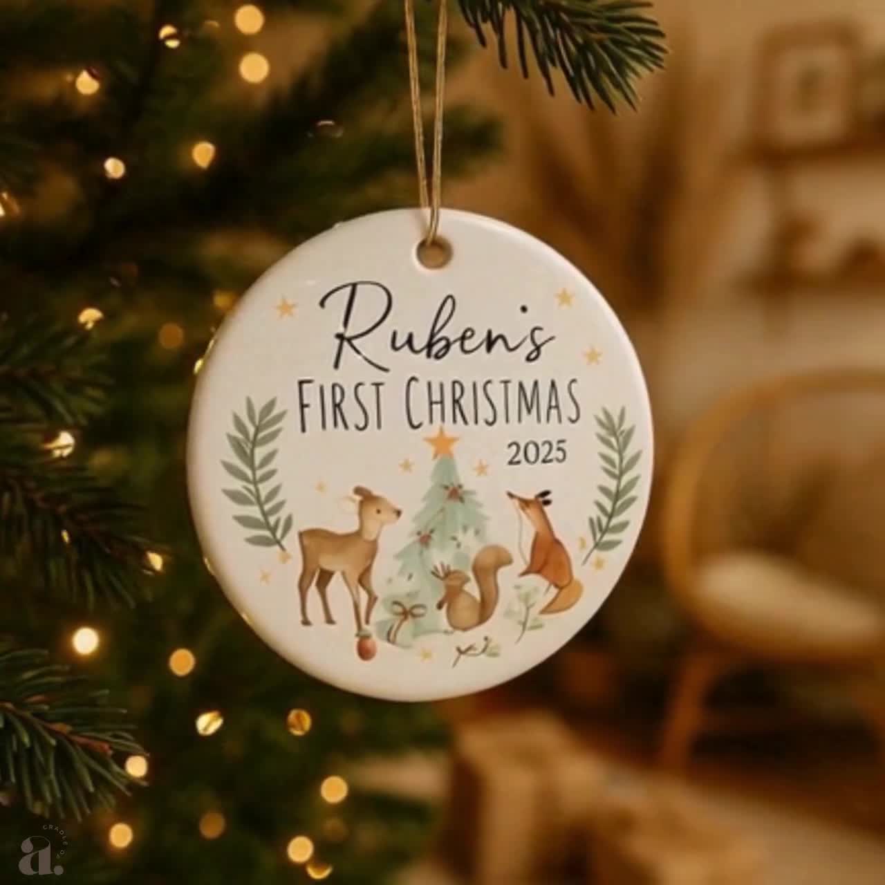 Gepersonaliseerde eerste kerstbal voor baby's 2025 | Bosdieren aandenken cadeau | Aangepaste naam vakantiedecoratie | Kerstcadeau voor pasgeborenen video poster