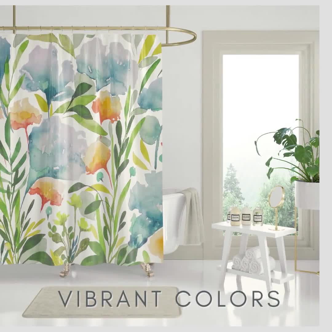 Cálidas cortinas de ducha con estampado floral de bienvenida / -  México