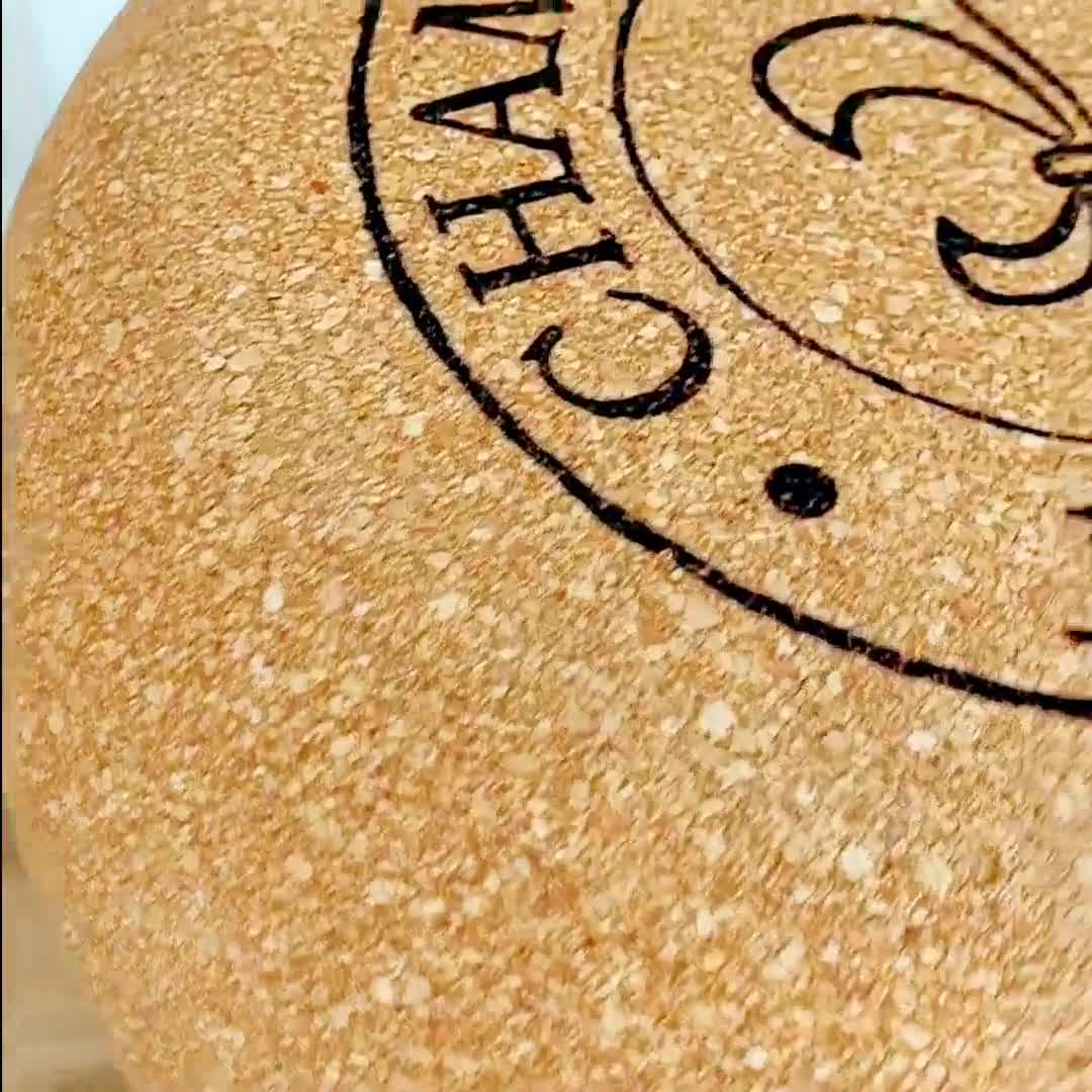 巨大なシャンパンコルクの形をしたエコフレンドリーなコルクサイド