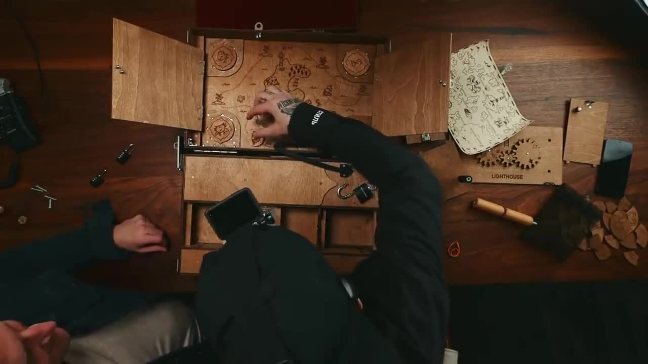 QUEST-BOX Pirates "Yo-Ho-Ho", juego de escape portátil de madera con rompecabezas, juego de búsqueda del tesoro pirata de estilo vintage portátil. Cofre de búsqueda video poster