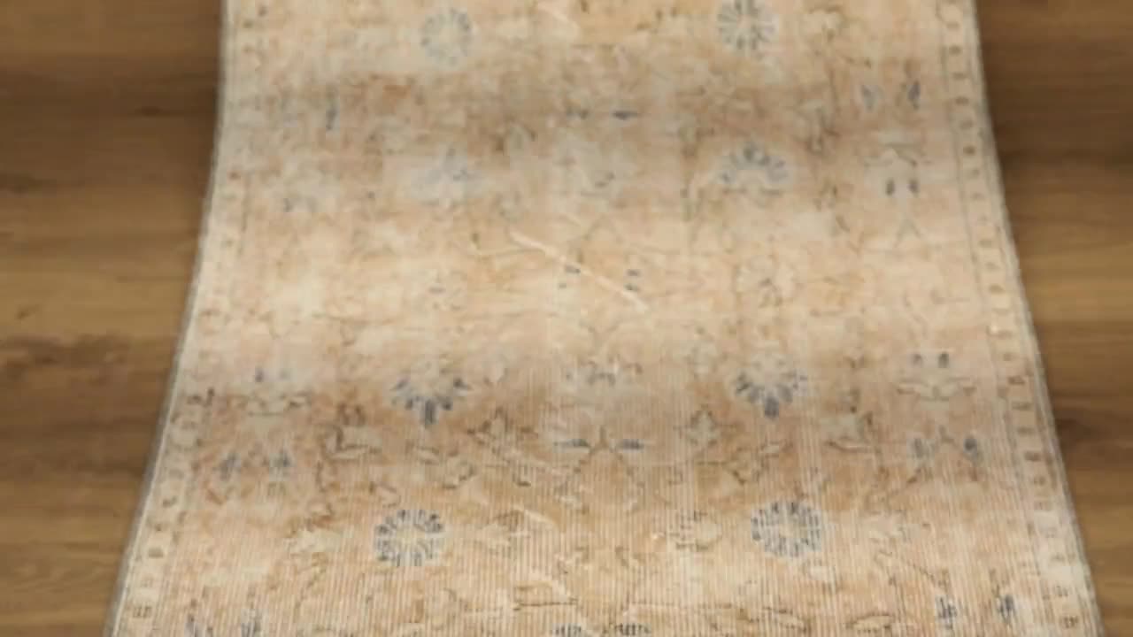 色あせたオレンジ色のラグ、農家の古びたラグ、原始的なランナーラグ