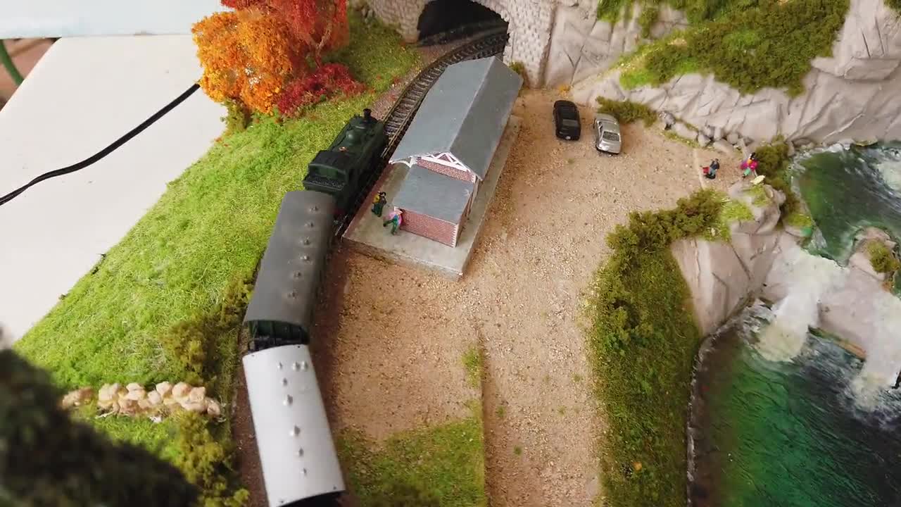 Maqueta ferroviaria escénica realista hecha por encargo en escala