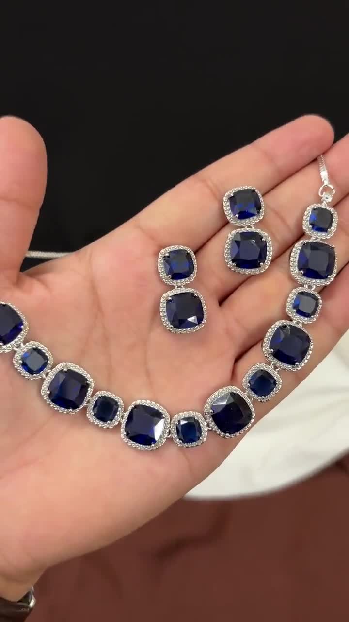 Conjunto de collar y gargantilla con diamantes de circonita cúbica, collar con diamantes azules, collar con diamantes americanos y piedras de circonita cúbica esmeralda, joyería nupcial para bodas y regalos para ella. video poster