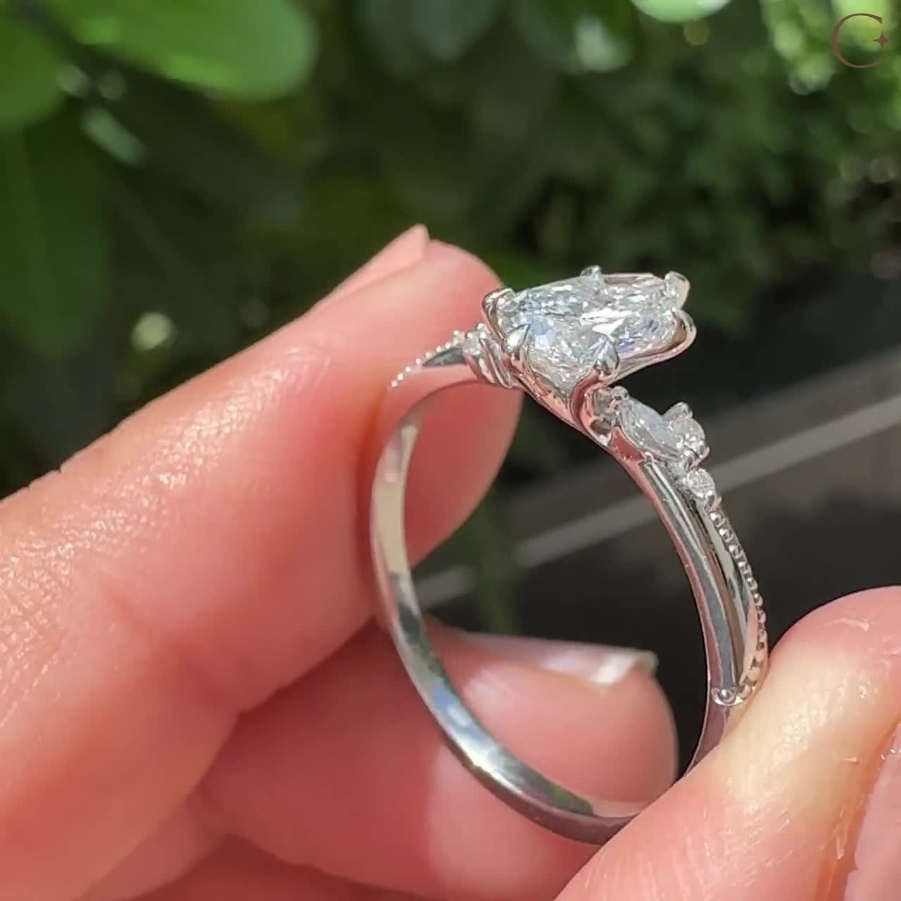 IGI認定ペアシェイプダイヤモンド婚約指輪：繊細なリーフデザイン