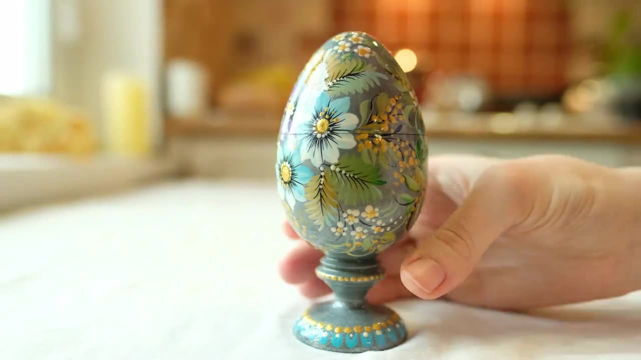 Portagioielli a forma di uovo, uovo di Pasqua su supporto, portagioielli  decorato, portagioie con fiori blu, portagioielli con uova a sorpresa,  carino portagioie in argento -  Italia