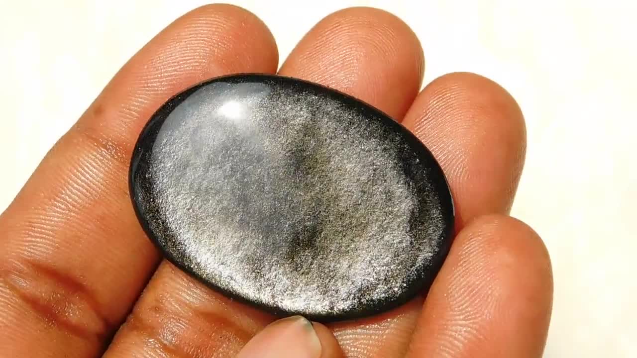 素晴らしい品質の黄金の輝きを持つ黒曜石の宝石。天然の黄金の輝きを