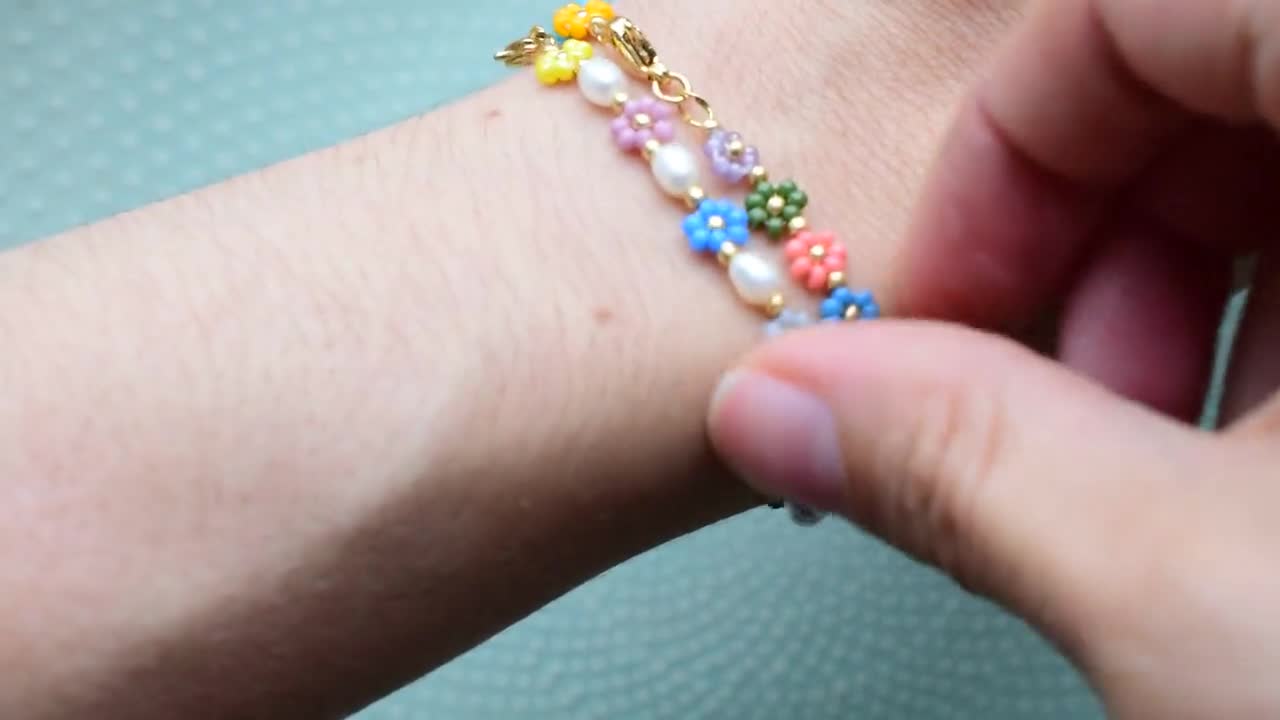 カラフルなビーズブレスレット（ゴールド）、デイジーフラワー