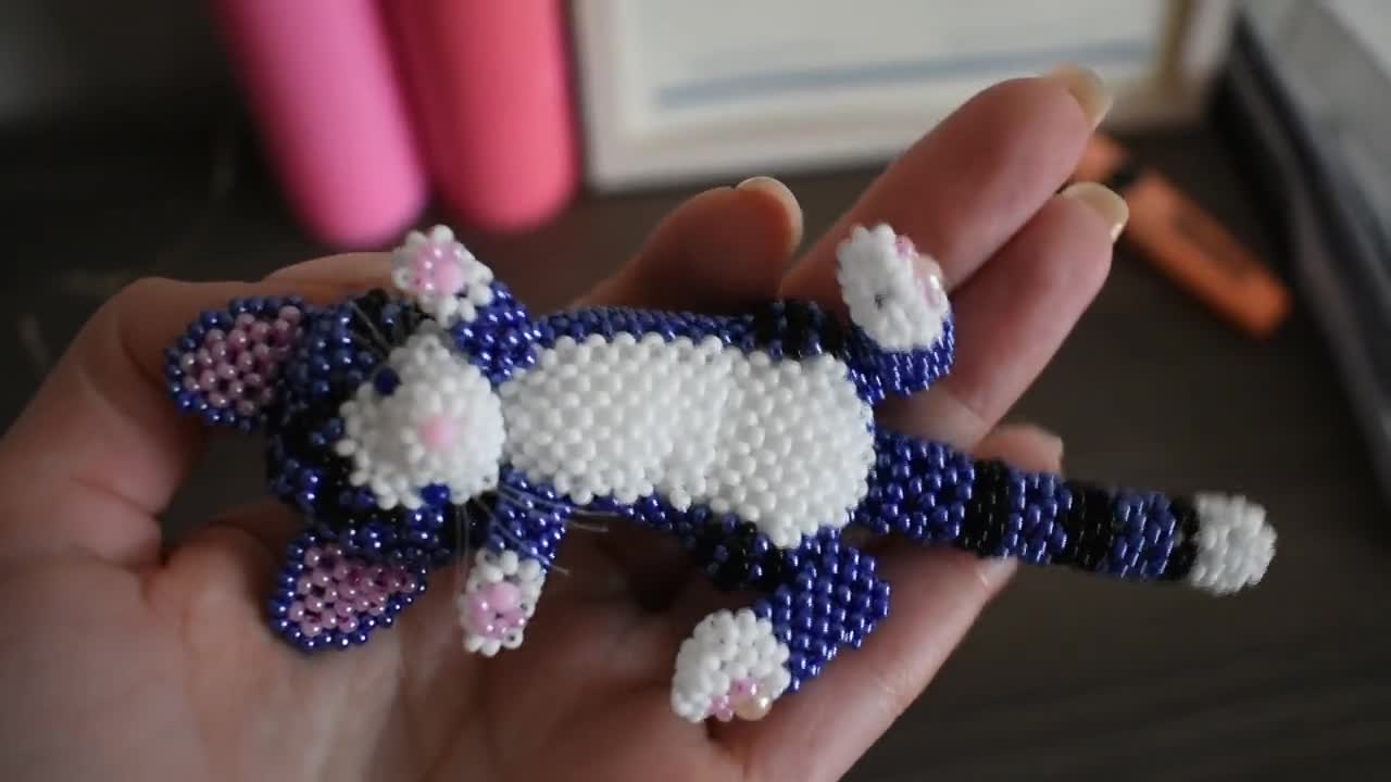 Zelfstudie kralen. Hoe maak je een pdf-patroon voor katten. Kralenpatronen van een sleutelhanger met kralen. Kralen dierendecor Kat met kralen Dier met kralen video poster