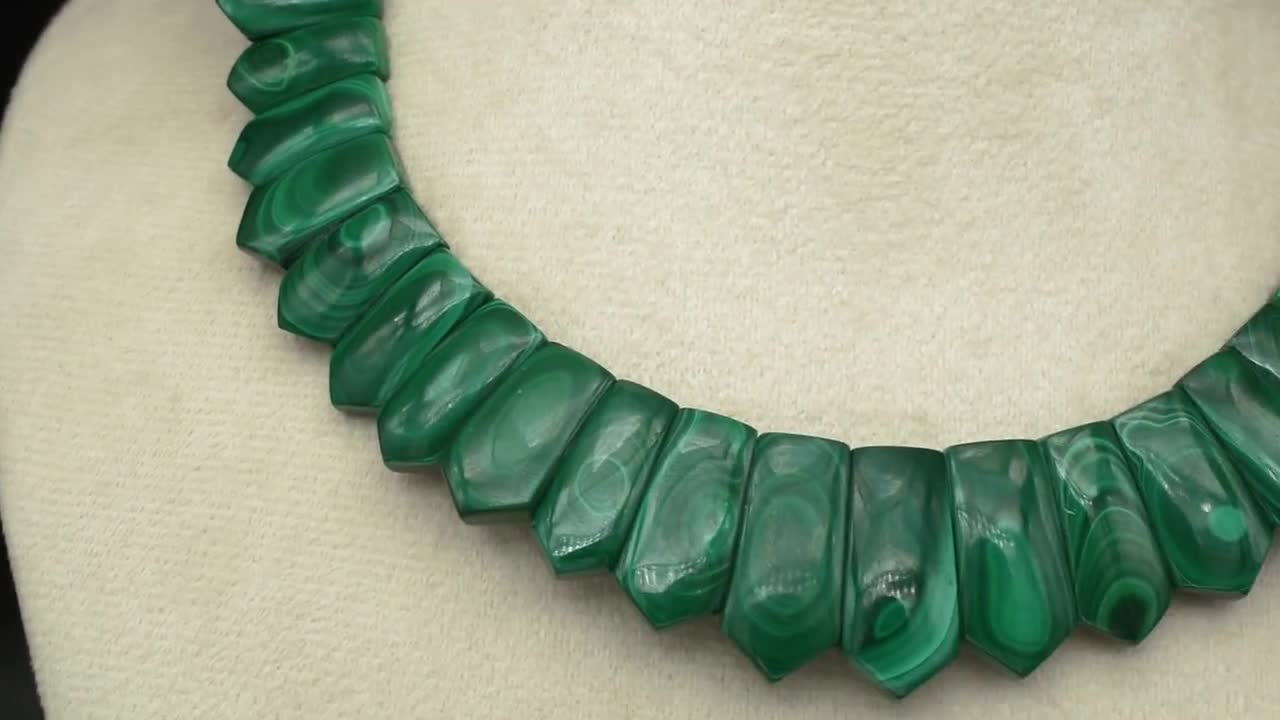 天然グリーンマラカイトフラットカットネックレス – 628カラットの半