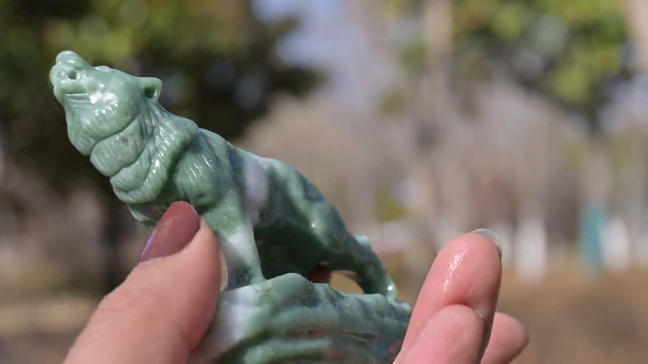 2.8'' 天然ドゥシャン翡翠オオカミ彫刻、クォーツクリスタルオオカミ