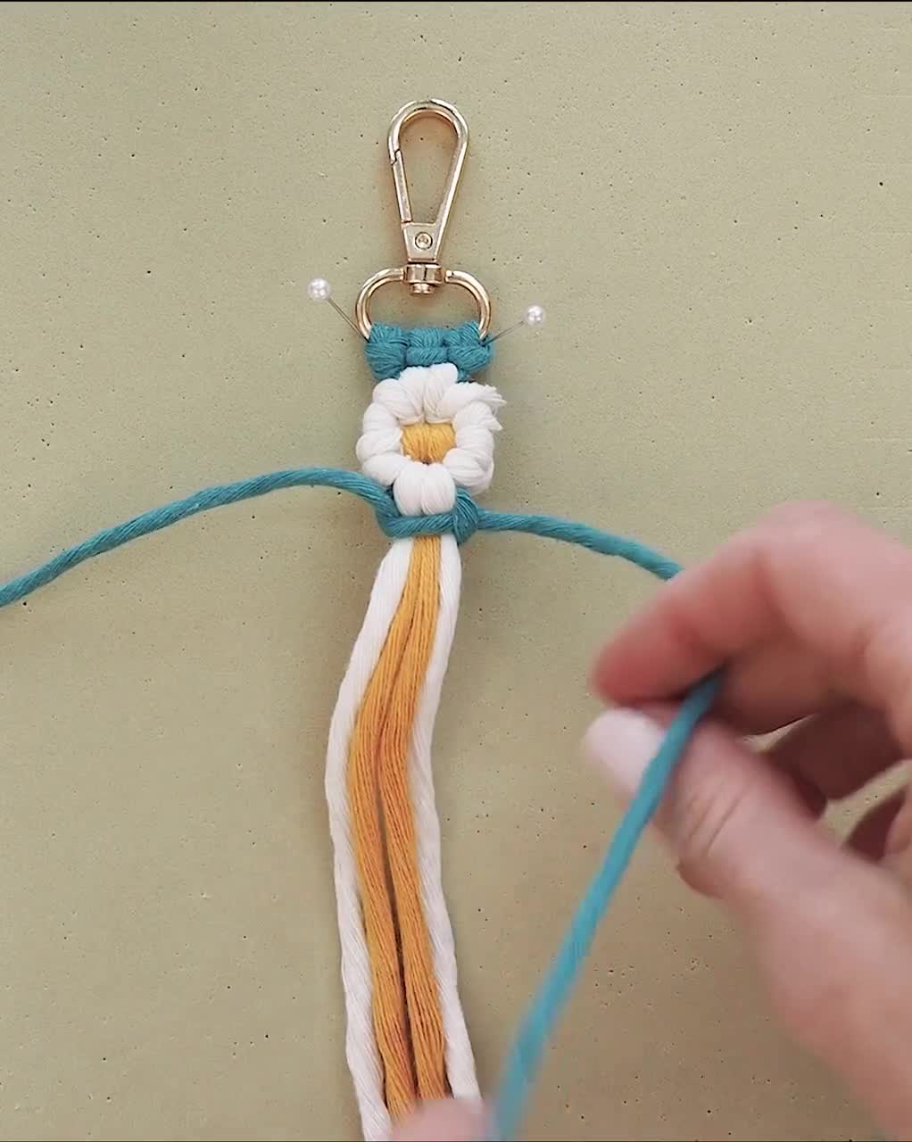 Macrame Daisy Keychain Pattern, PDF Text & Video Tutorial - Etsy