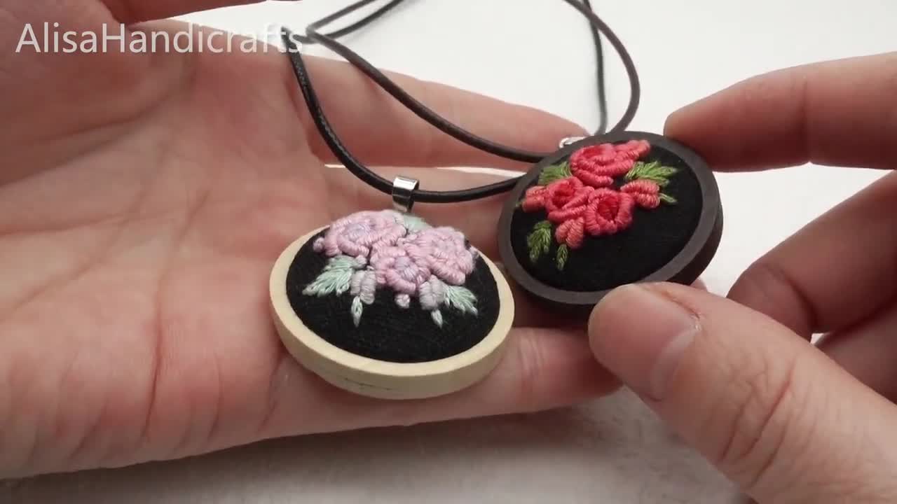 Ghirlanda floreale con rose rosa e spruzzi di acquerello cornice circolare disegnata a mano su