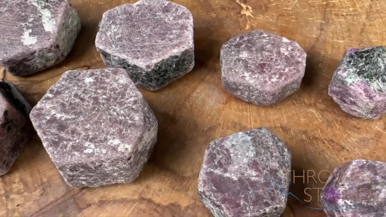 ルビ ルビー原石クリスタル（レコードキーパー付き）：天然六角形コランダム