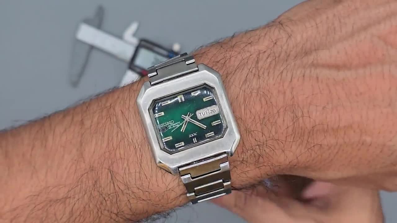 Vintage Seiko 5 DX 6106-5480 Automatic 23 Jewels Green Dial Japan