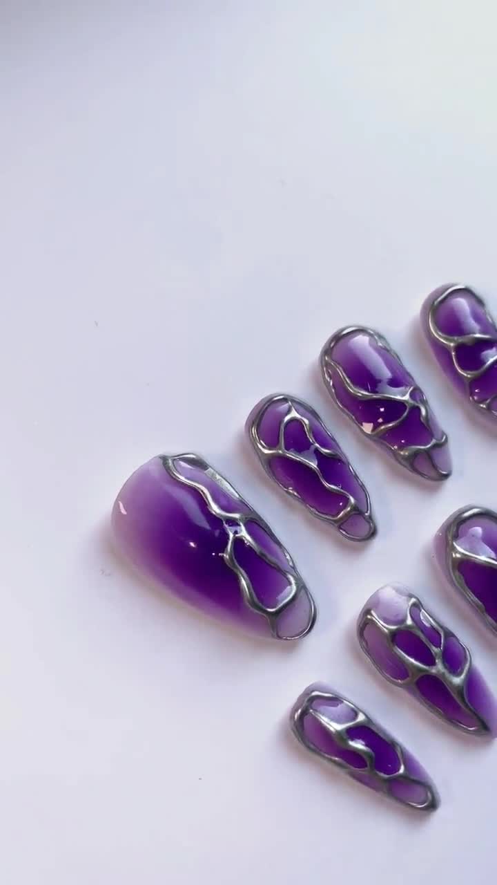 Aura viola metallizzato argento 3d mandorla stampa sulle unghie / unghie y2k  / Stampa di lusso sulle unghie / Unghie finte / unghie d'occhio di gatto d' argento -  Italia