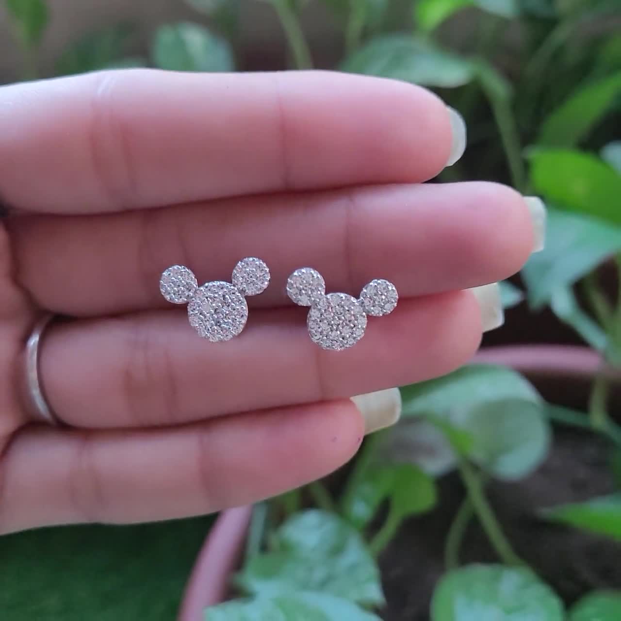 Pendientes de botón con pavé de Mickey Mouse, pequeños pendientes de moissanita de Mickey Mouse, pendientes delicados y sencillos para el día a día, regalo para ella, pendientes para mujer video poster