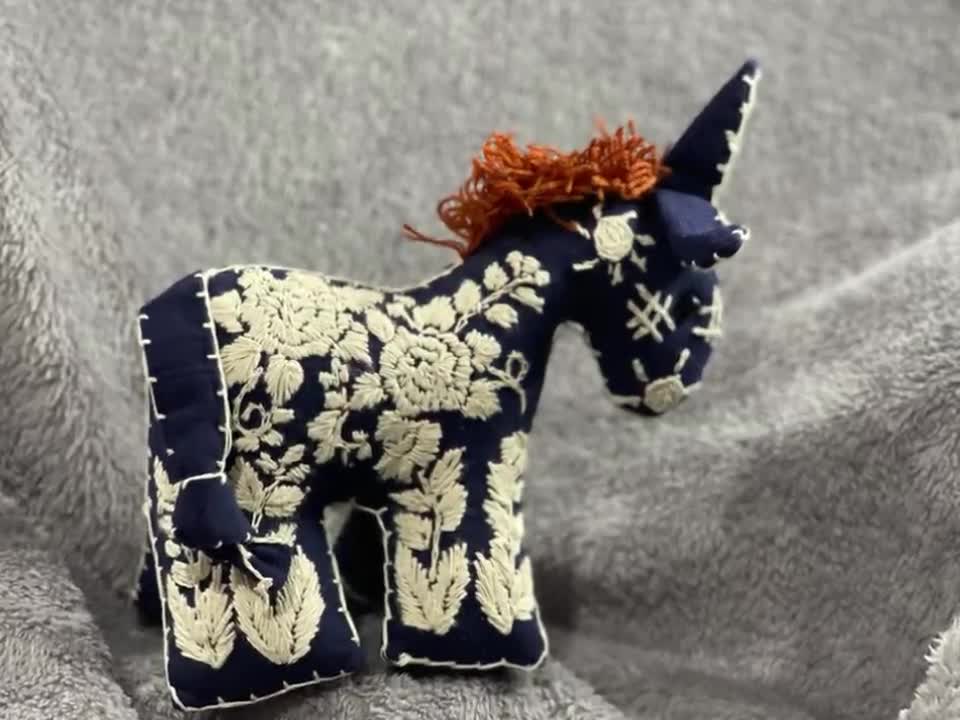 ES0052 魅力的な刺繍が施された小さな馬やポニーの子供のおもちゃや